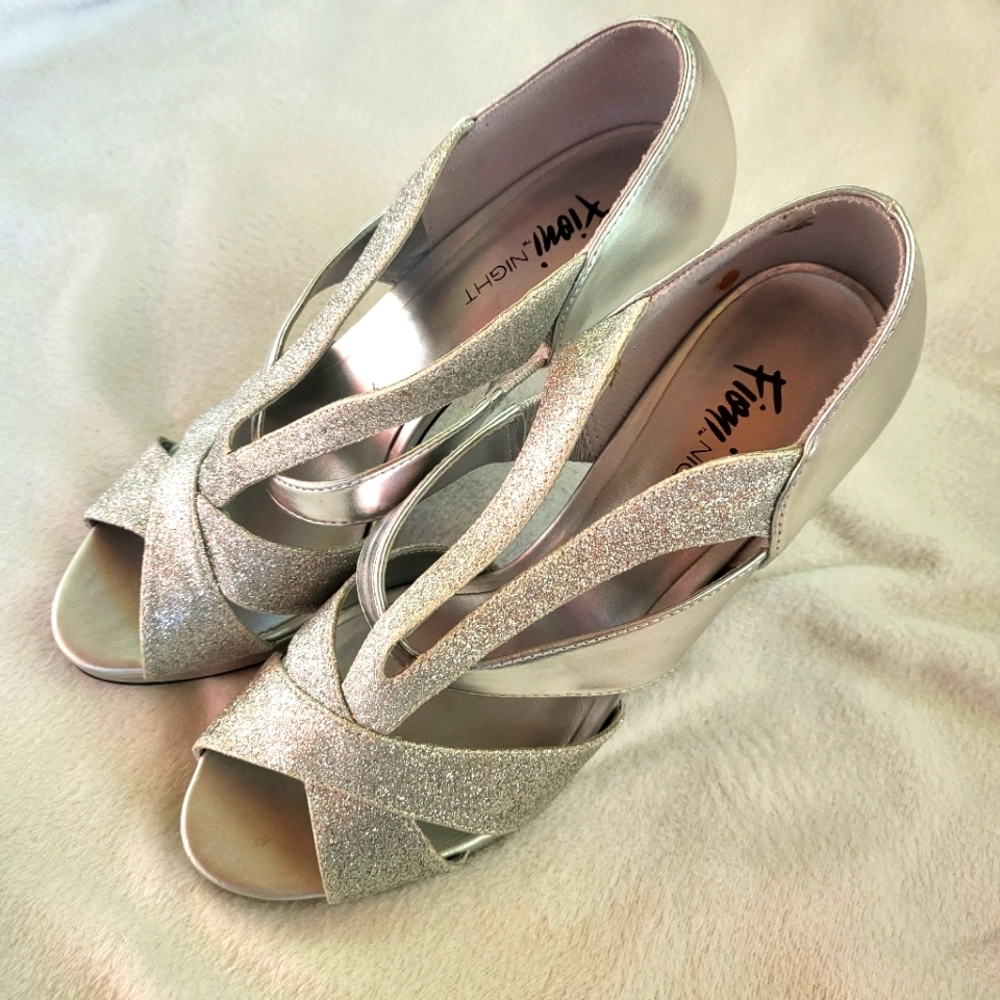 Fioni Night silver sparkle heels US 7